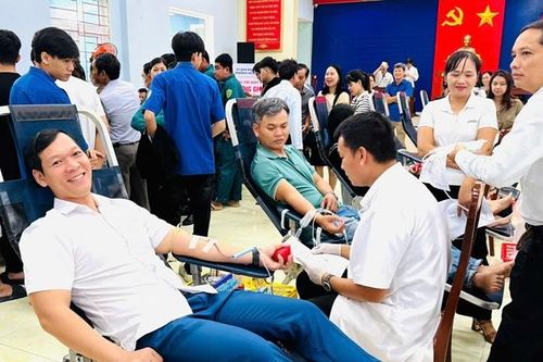 Hơn 200 cán bộ, người dân phường Hóa Châu tham gia hiến máu tình nguyện