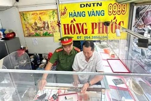Đi làm ruộng cũng...bị cướp