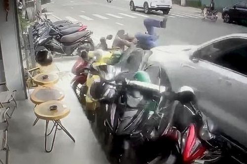Lâm Đồng: Ô tô bất ngờ lao lên vỉa hè tông loạt xe máy, tài xế khai do buồn ngủ