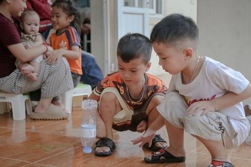 Những đứa trẻ theo bố mẹ đi chạy bão số 5