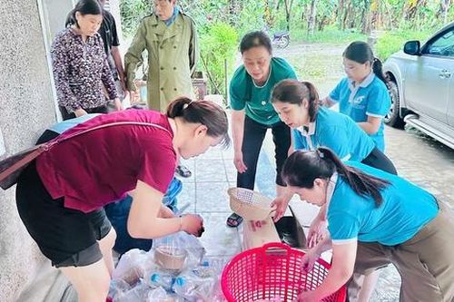 Nghệ An: Những suất cơm ấm tình nơi tránh trú bão