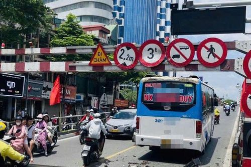 Hà Nội: Xử phạt tài xế điều khiển xe khách đi lên cầu vượt Tây Sơn