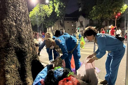 Những 'người hùng thầm lặng', cần mẫn giữ sạch đẹp đường phố Thủ đô