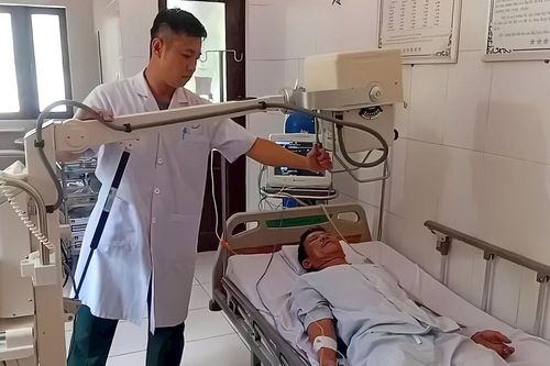 Quân y đặc khu Trường Sa hội chẩn trực tuyến với bệnh viện ở đất liền để cấp cứu ngư dân bị đột quỵ