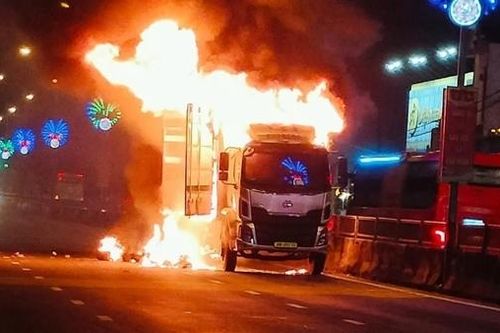 Xe chở thư báo cháy rụi trên đường