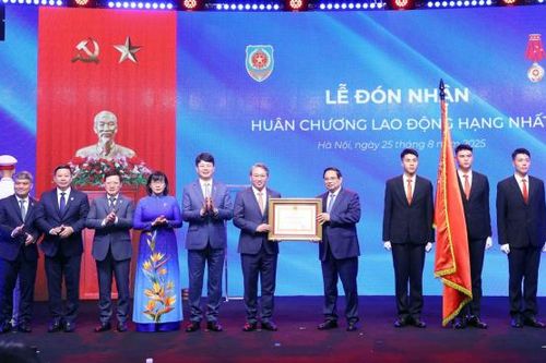 Thủ tướng Phạm Minh Chính trao Huân chương Lao động hạng Nhất tặng Bộ Tư pháp