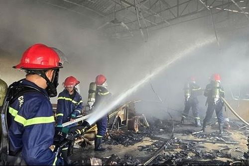 Cảnh sát phong tỏa hiện trường, dập tắt đám cháy tại quán ăn