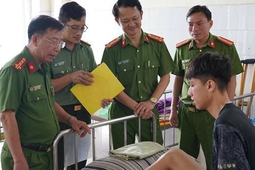 Thăm, động viên chiến sĩ Công an tỉnh Quảng Ngãi bị thương khi chữa cháy tàu cá