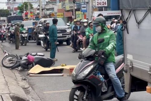 Bị xe tải tông, tài xế xe ôm công nghệ tử vong, khách may mắn thoát nạn