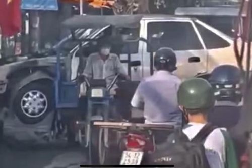 Bị phạt vì dùng xe ba gác chở 'xác' ô tô