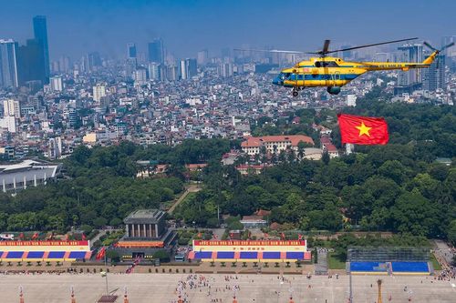 Không quân hợp luyện trên bầu trời Thủ đô