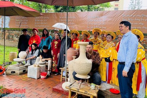 Trưng bày 'Tình đất và gốm' Bát Tràng tại Văn Miếu - Quốc Tử Giám