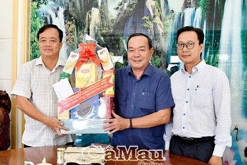 Lãnh đạo tỉnh thăm, tặng quà gia đình chính sách dịp Quốc khánh 2/9
