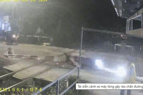 Xe máy tông gãy rào chắn đường sắt, khung cảnh tại hiện trường rất hãi hùng