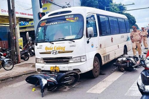 Ô tô khách tông loạt xe máy dừng đèn đỏ ở Đồng Nai