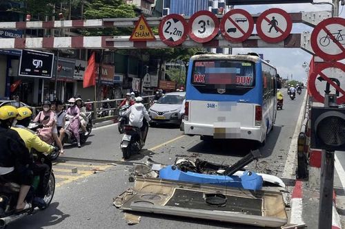 Phạt tài xế lái xe khách lên cầu vượt Thái Hà, làm hư hỏng biển báo