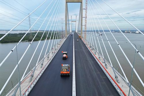Diện mạo cầu dây văng tĩnh không cao nhất Việt Nam trước ngày về đích