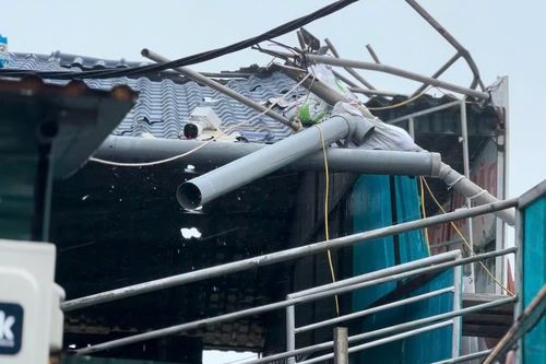 Bão số 5 càn quét: Nhà cửa đổ sập, cây cối bật gốc, trụ điện bị quật ngả nghiêng