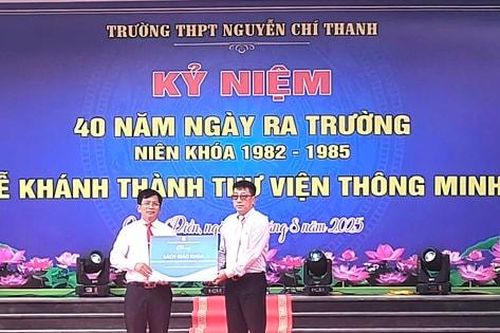 NXB Giáo dục Việt Nam trao sách tặng thư viện Trường THPT Nguyễn Chí Thanh