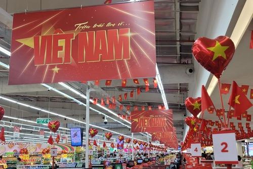 Kệ hàng, siêu thị phủ kín sắc đỏ cờ Tổ quốc chào mừng Quốc khánh 2/9