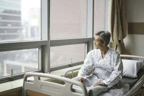 Cả đời tập trung cho sự nghiệp, tuổi già của cụ ông giàu có chỉ còn lại nỗi cô độc