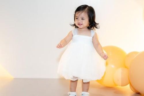 Cưng xỉu khoảnh khắc đáng yêu con gái Đông Nhi – Ông Cao Thắng tròn 1 tuổi