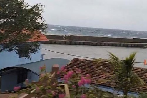 Đảo Cồn Cỏ gió mạnh cấp 7, ngành y tế Quảng Trị kích hoạt ứng phó bão số 5