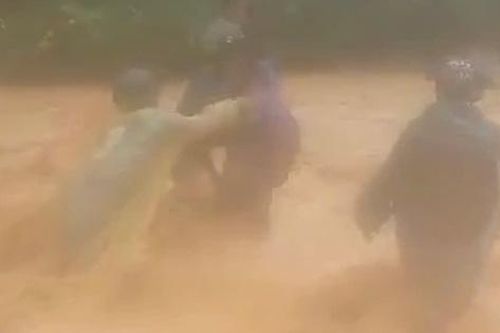 Video cán bộ xã vượt lũ dữ sơ tán dân bản đến nơi an toàn