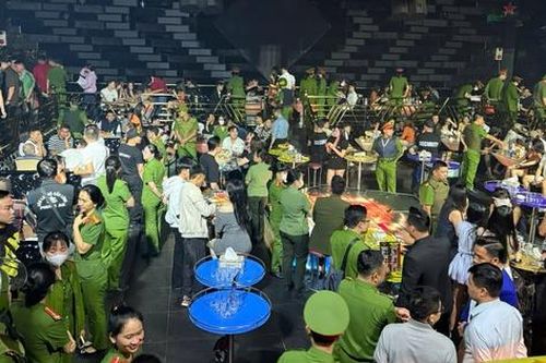 Hàng trăm chiến sĩ công an kiểm tra một quán bar, phát hiện nhiều vi phạm