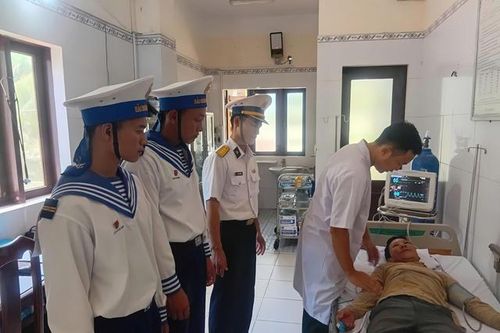 Đang khai thác hải sản trên biển, một ngư dân bị đột quỵ não