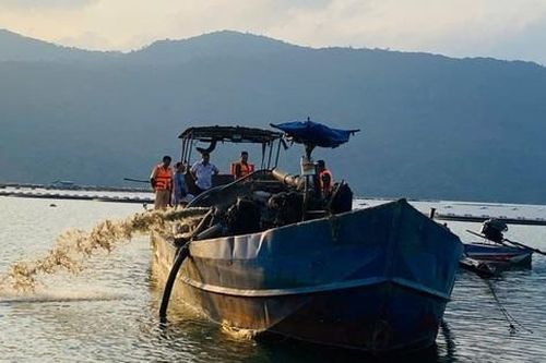 Đang bơm hút cát trái phép trên sông thì bị công an phát hiện