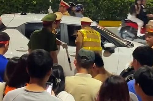 Đại úy CSGT kể giây phút dẫn đường cứu bé sơ sinh sặc sữa giữa 'biển người' xem tổng hợp luyện