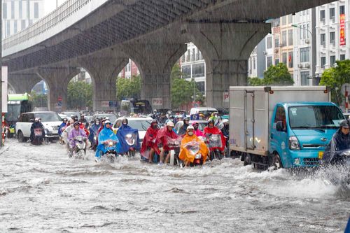 Hà Nội ngập sâu do mưa lớn kéo dài, người dân 'bơi' trong biển nước
