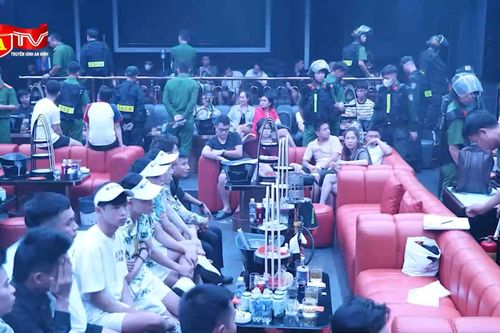 Cận cảnh triệt phá 2 tụ điểm 'bay lắc' tại vũ trường, hàng trăm người dương tính với ma túy