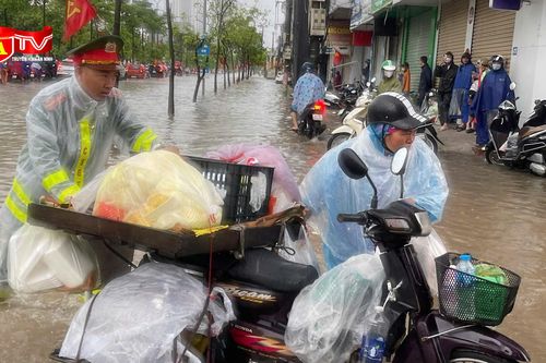 Lực lượng Công an nhiều phường, xã điều tiết giao thông, hỗ trợ người dân tại các nơi ngập úng