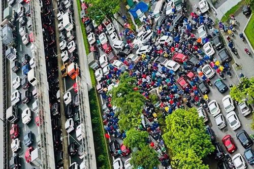 Người dân đi làm trong mưa ngập ở Hà Nội