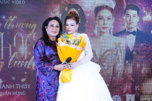 Hoa hậu Thanh Thúy ra MV 'Còn thương sắc hoa chung tình'