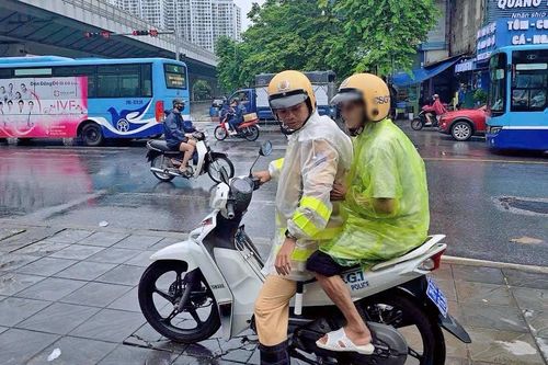 Cảnh sát giao thông kịp thời đưa cụ ông 92 tuổi lạc đường trong mưa bão về nhà an toàn