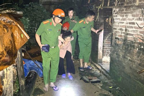 Khẩn cấp di dời 27 hộ dân khỏi vùng sạt lở ở xã Tây Phương