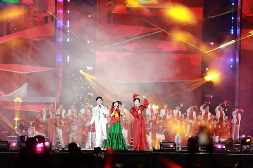 Concert 'Việt Nam trong tôi' rực rỡ và cuồng nhiệt dưới mưa