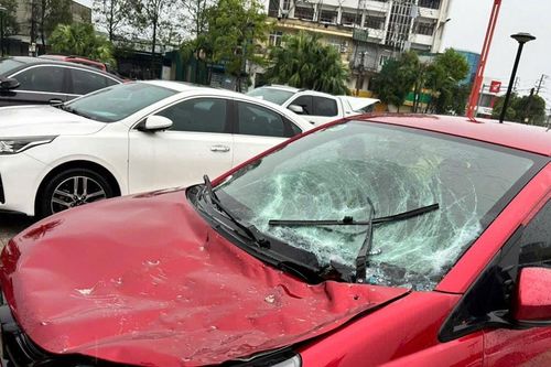 Trung tâm phố thị Hà Tĩnh tan hoang, loạt xe ô tô vỡ kính