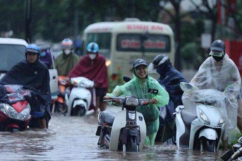 Bão số 5 gây mưa lớn, nhiều tuyến đường ở Thủ đô Hà Nội ngập sâu, xe chết máy hàng loạt