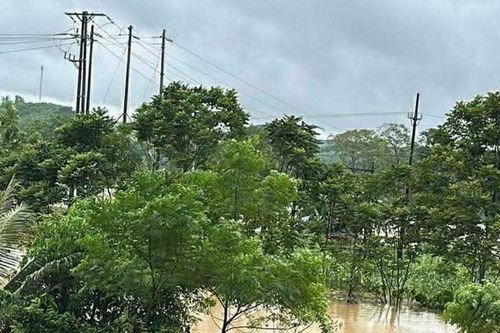 Nghệ An: Lũ dâng sát quốc lộ 7, hơn 70 hộ phải di dời khẩn cấp
