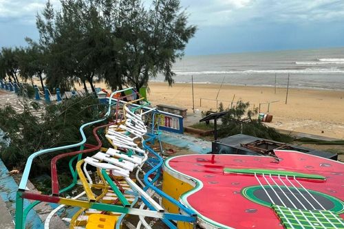 Khu du lịch Thiên Cầm tan hoang sau bão