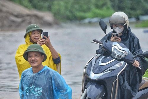 Hà Nội: Xe bò 'cõng' xe máy qua 'biển nước'