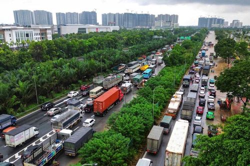 Đại lộ Thăng Long ùn tắc kéo dài hàng km vì ngập úng