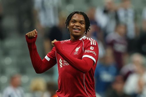 Thần đồng 16 tuổi Liverpool gây ngỡ ngàng