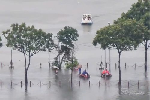 Hai người chơi đạp vịt giữa mưa bão ở Hà Nội