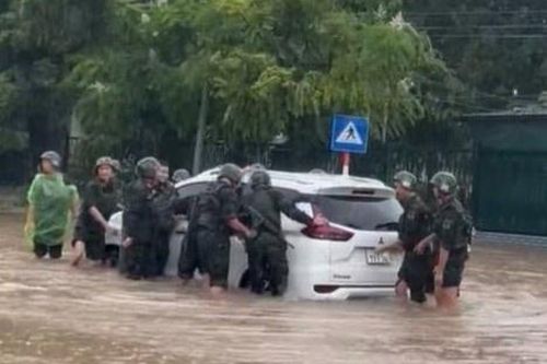 Ấm lòng hình ảnh bộ đội giúp đẩy xe chết máy giữa mưa ngập ở Hà Nội