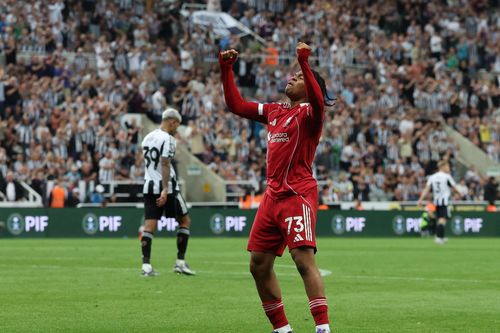 Ngumoha lập kỷ lục, Chelsea tức tối cấm trinh sát Liverpool